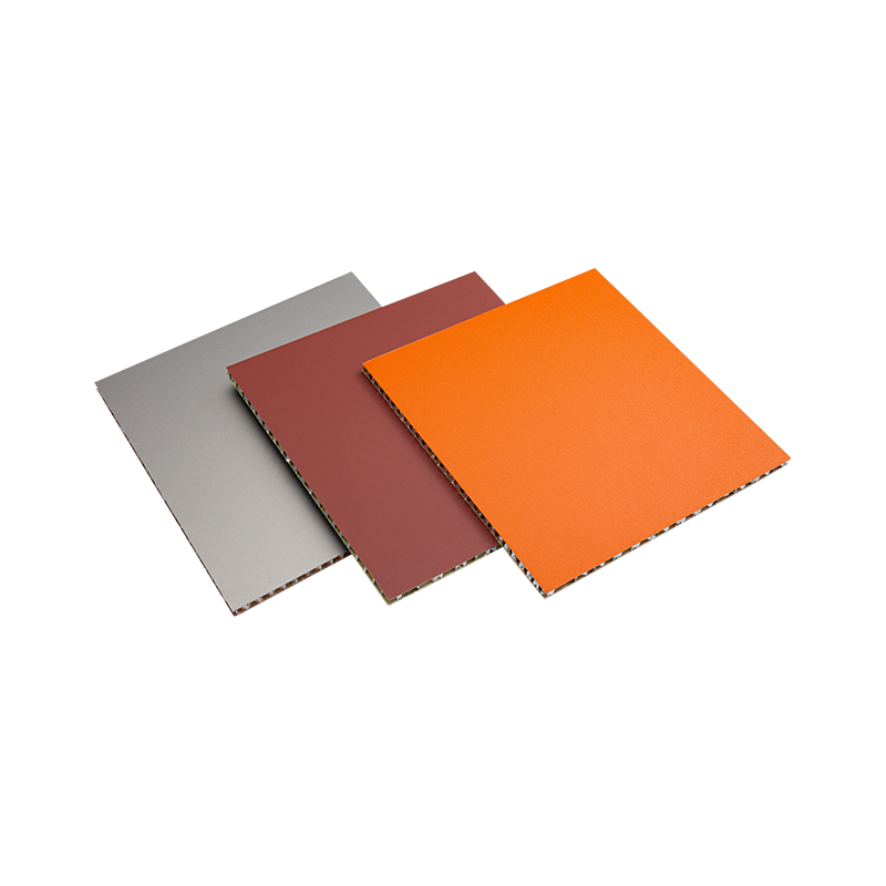 Lydisolerte støyreduserende takpaneler i aluminium som er enkle å rengjøre